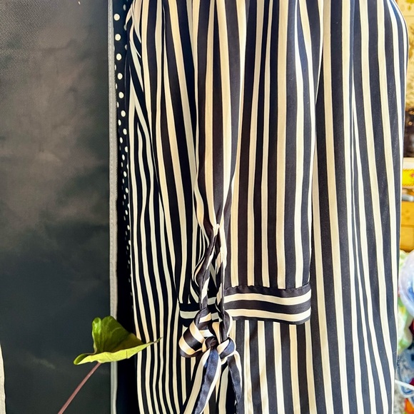 H&M Women’s Blouse Top Size 12 Blue & White Striped 3/4 Sleeves - Picture 3 of 8